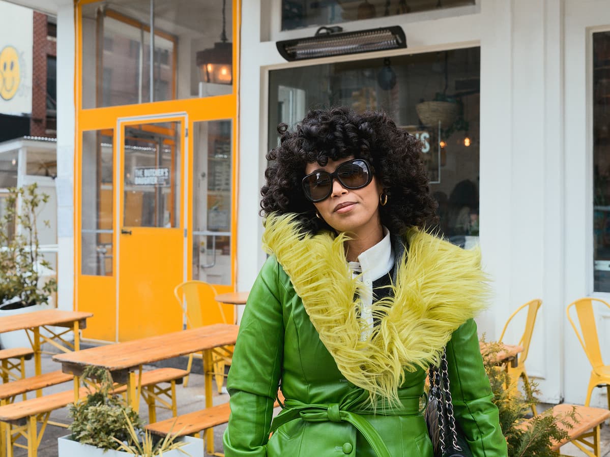 Green coat at the cafe